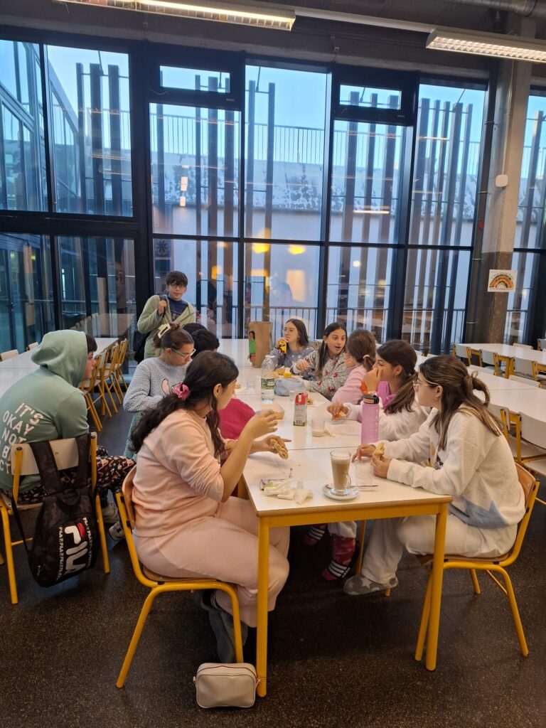 WhatsApp-Image-2025-11-21-at-17.23.22-2-768x1024 Noite do Pijama