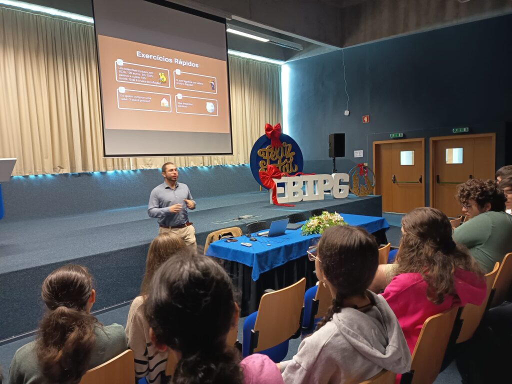 592244012_859445080236563_4847525362638678619_n-1024x768 Literacia Financeira: os jovens contam