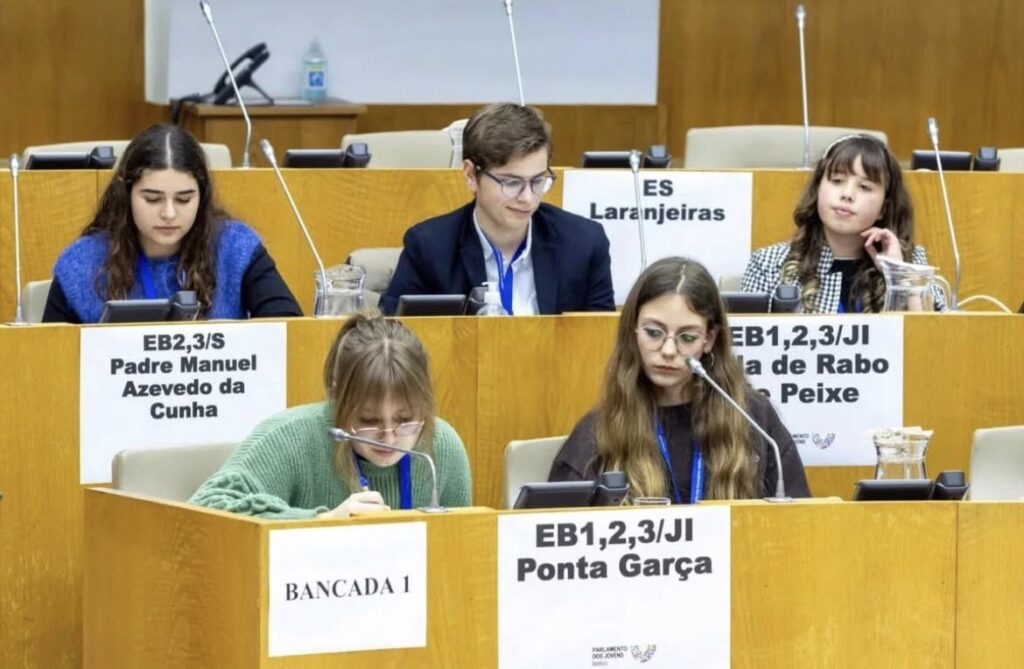 645559504_926490013532069_5231029913531342207_n-1-1024x669 Parlamento Jovem